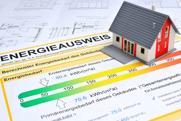 Ein Energieausweis wird entweder als Verbrauchsausweis oder Bedarfsausweis ausgestellt für z.B. Immobilienanzeigen. Das GEG legt in § 87 fest, dass bestimmte Angaben aus dem Energieausweis bereits in der Immobilienanzeige enthalten sein müssen. Im Neubau wird immer ein Energiebedarfsausweis erstellt.