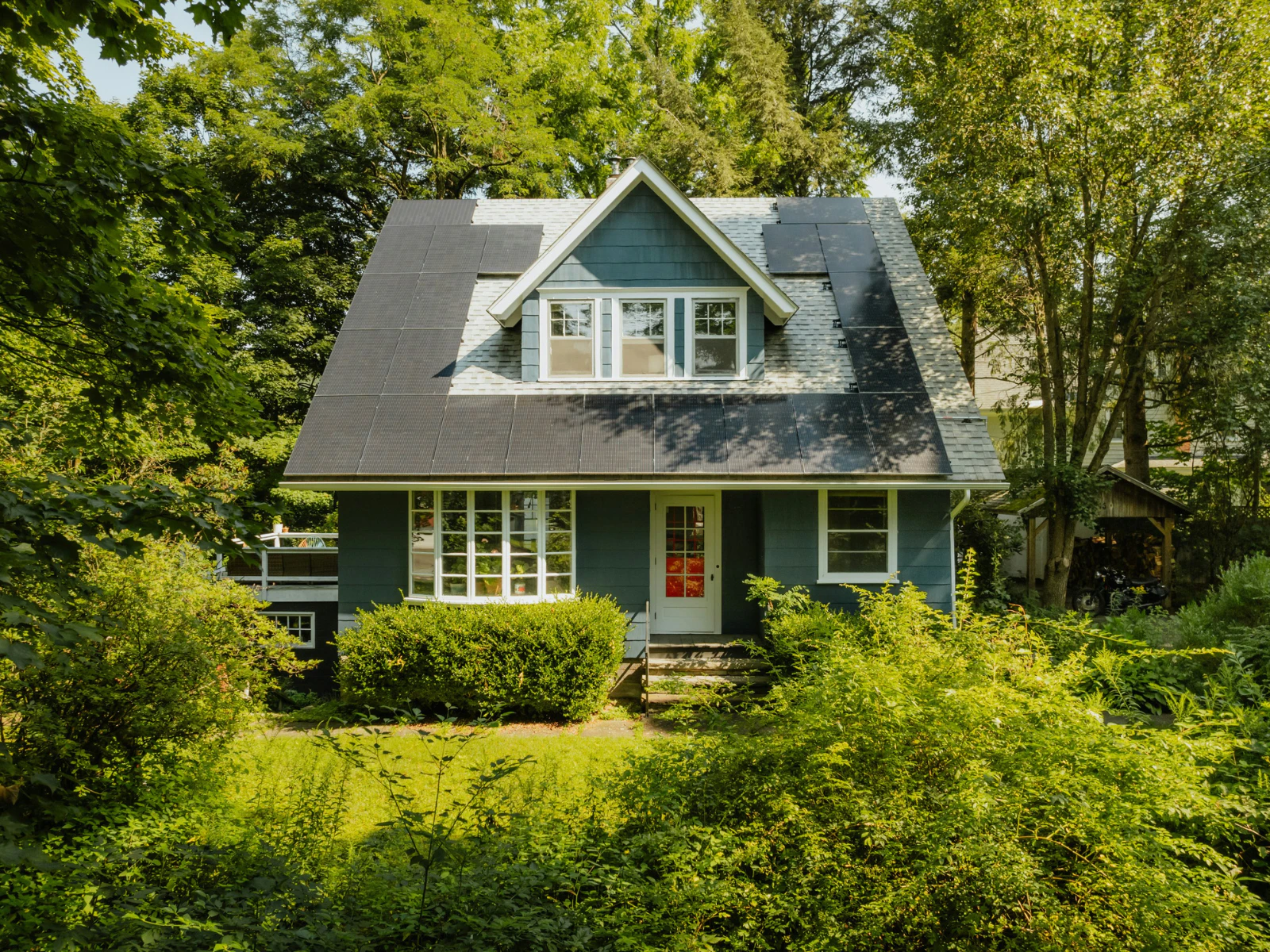 Modernes Effizienzhaus mit Solaranlage