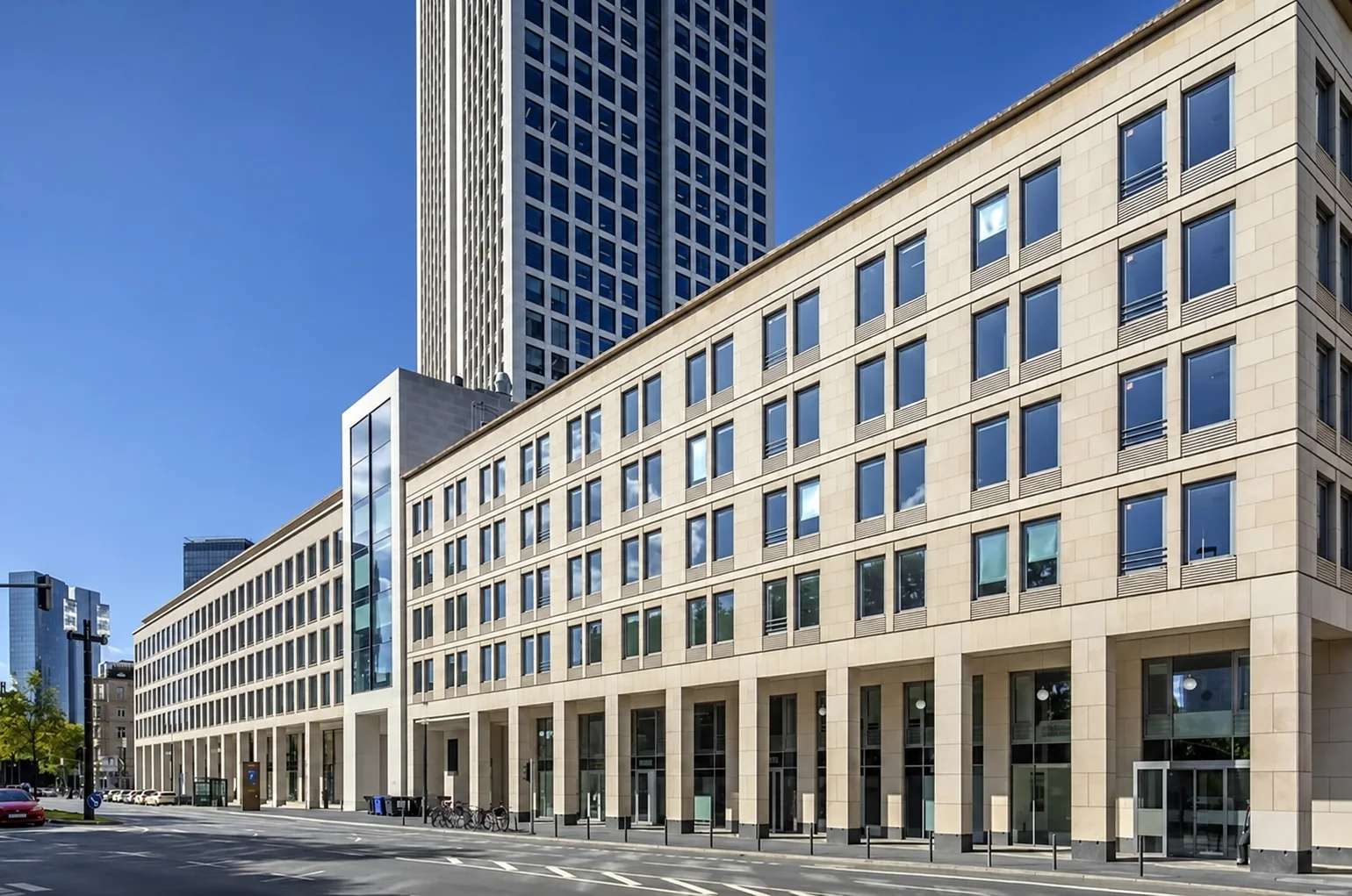 Bürogebäude mit energetisch begleiteter Dachsanierung