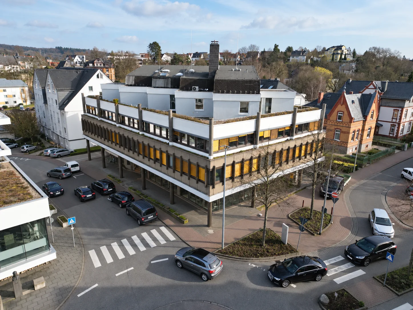 Bürogebäude mit mehreren begleiteten Sanierungsmaßnahmen